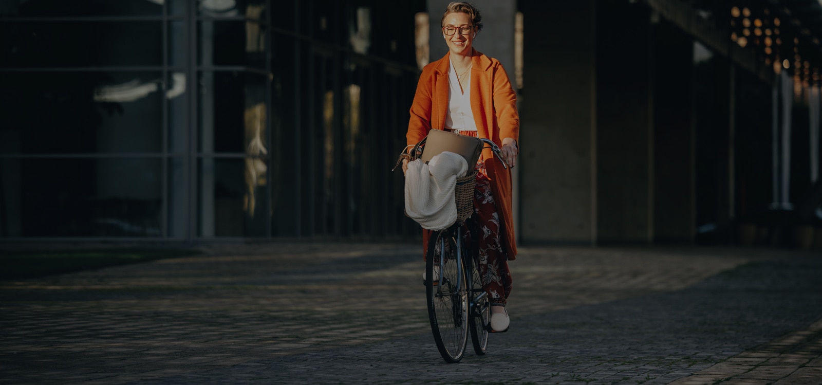 Mujer montando en bicicleta
