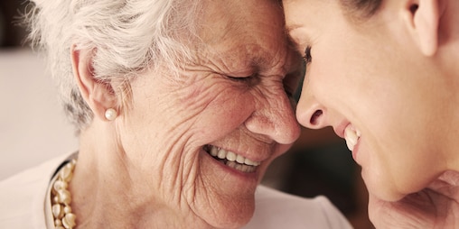 Ηλικιωμένη γυναίκα και νέα γυναίκα που γελούν - πώς η άνοια επηρεάζει το αγαπημένο σας πρόσωπο