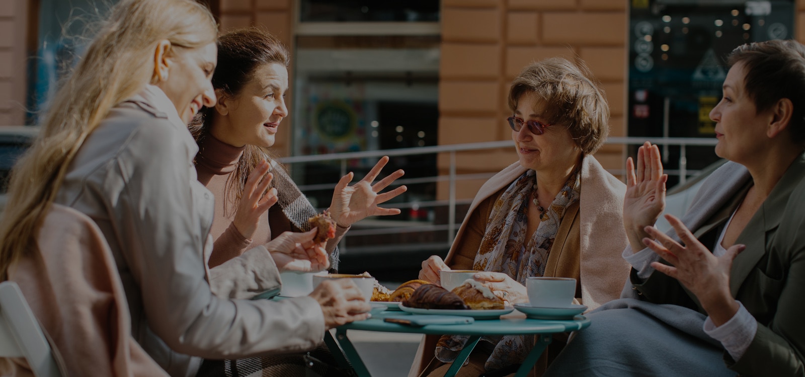 Varias mujeres hablando mientras que se toman unas bebidas