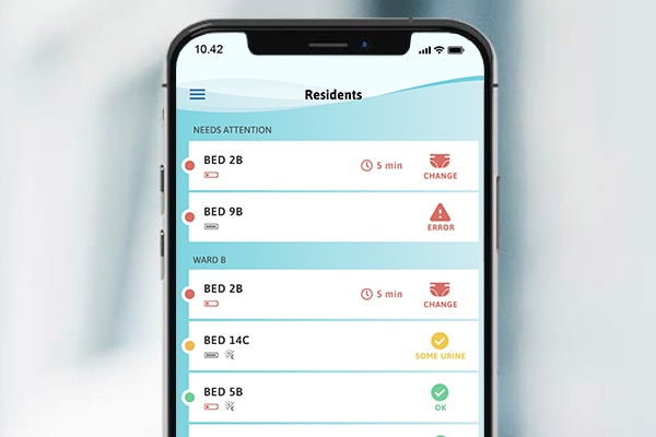 Ein Smartphone mit Anzeige der verschiedenen Mitteilungen der TENA SmartCare Professional Care App