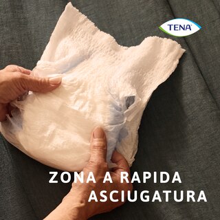 Mani mostrano la zona a rapida asciugatura di TENA Pants protect+ - TENA