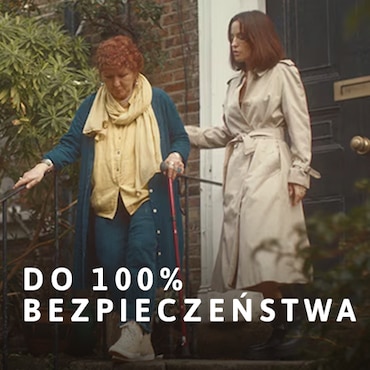 Matka z córką wychodzą z domu na spacer Matka z córką wychodzą z domu na spacer