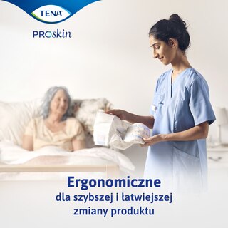 Opiekunka podaje starszej kobiecie szklankę wody, promując produkty TENA dla opieki nad seniorami.