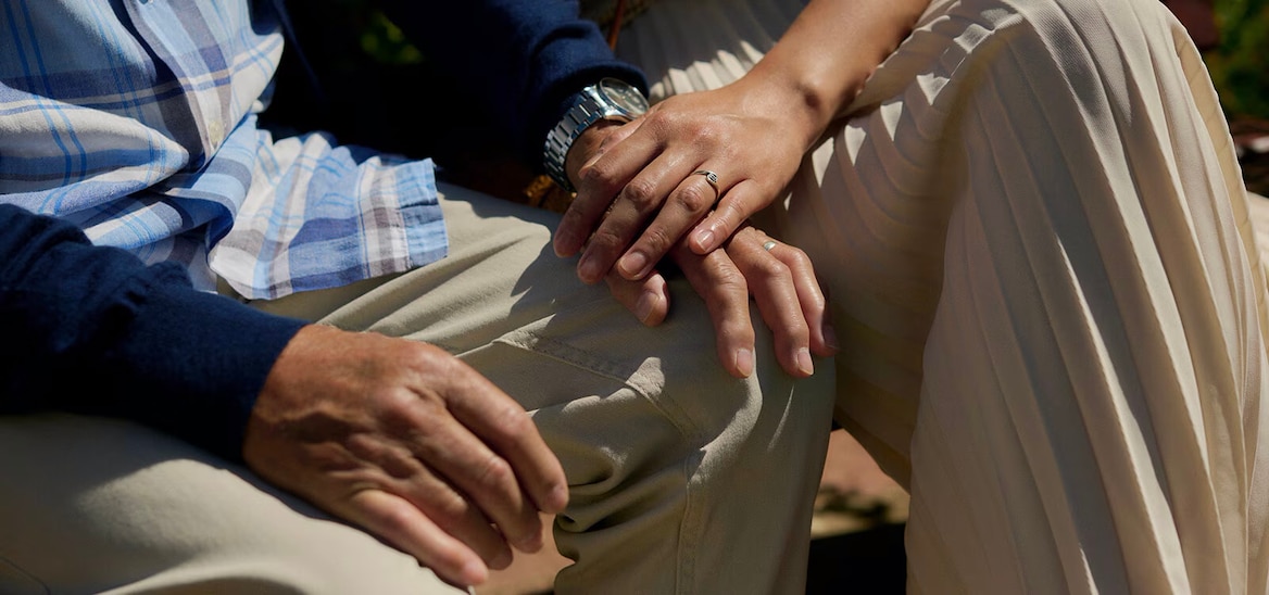 Caregiver che tiene la mano del proprio caro