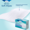 Chusteczki TENA ProSkin Soft Wipes na niebieskim tle, opakowanie z napisem "Uniwersalne zastosowanie w higienie ciała".