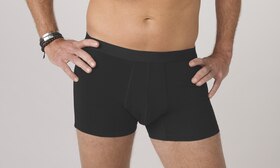 Muž v prateľnej spodnej bielizni TENA Men