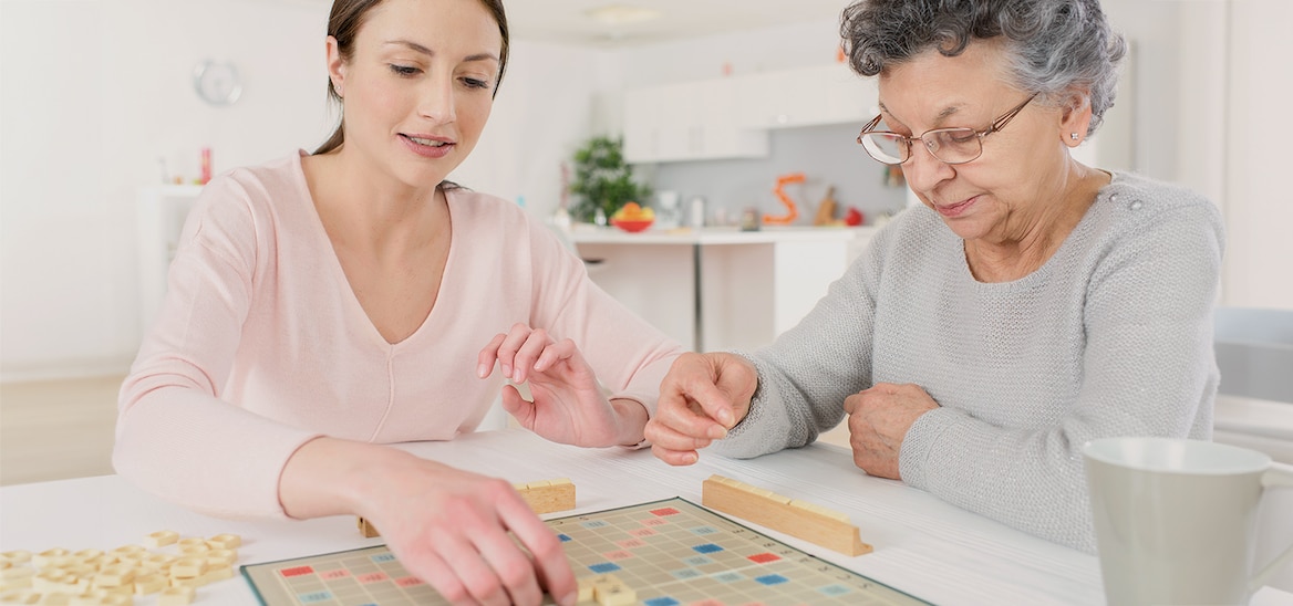 Caregiver con la persona amata che svolge le attività quotidiane