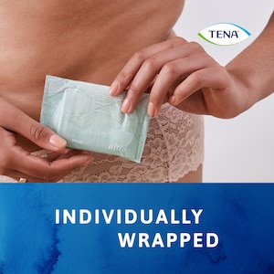 Frau mit der TENA Discreet Ultra Einlage einzeln verpackt. 