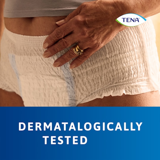 Primer plano de una persona que lleva puesto TENA Pants protect+, dermatológicamente testado 