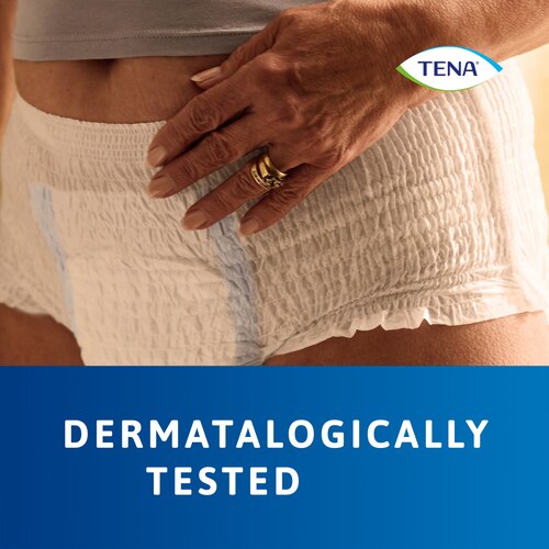 Nahaufnahme der dermatologisch getesteten TENA Pants Protect+, die von einer Person getragen werden 