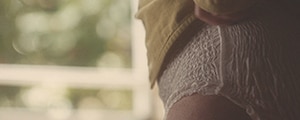 Una persona che indossa TENA ProSkin Pants