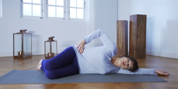 Yoga Pilates Übung - Das Bein schwingt aus der Körpermitte