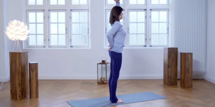 Yoga Pilates Übung - Drehung aus der Kraft der Mitte