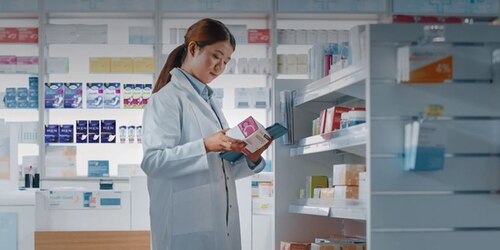 Bild på en apotekare i ett apotek.