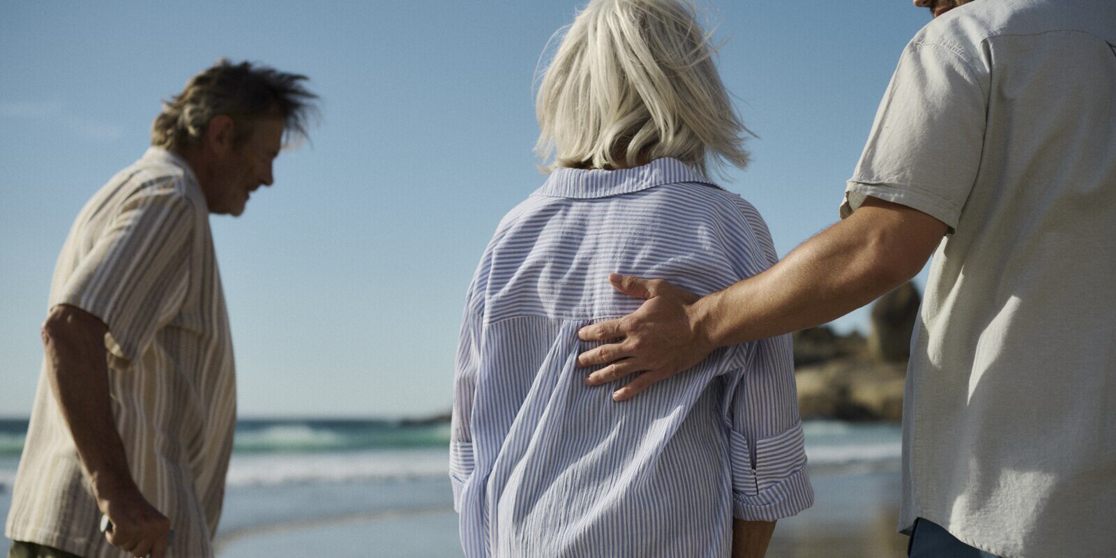 Eine Familie macht einen Spaziergang am Strand