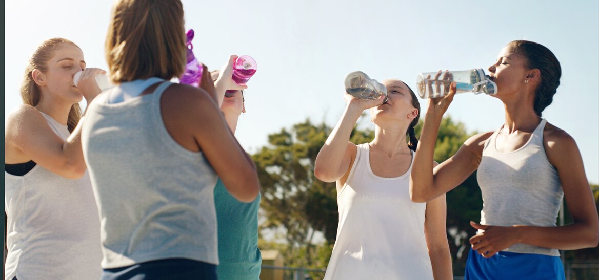 Grupo de mulheres a fazer desporto e a beber água
