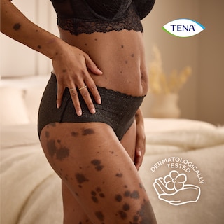 Una donna che indossa le mutandine dermatologicamente testate TENA Silhouette