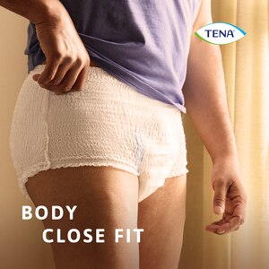 A usar o produto TENA Pants protect+ no corpo mostrando que se ajusta bem ao corpo