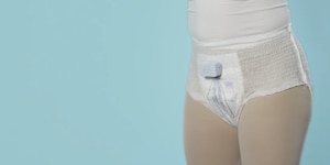 TENA Identifi Pants Sensor Wear vejledning til stående påsætning