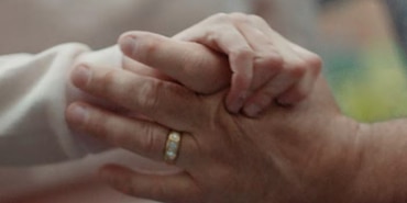 Zwei Hände die sich halten