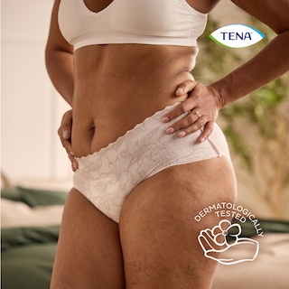 Una donna che indossa le mutandine dermatologicamente testate TENA Silhouette