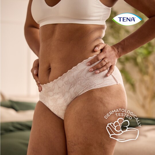 Femme portant un sous-vêtement absorbant testé dermatologiquement TENA Silhouette