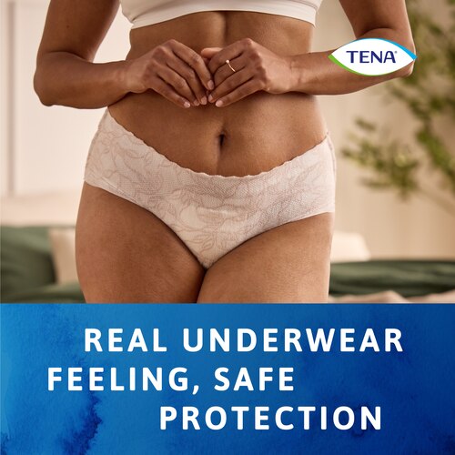 Eine Frau trägt TENA Silhouette Unterwäsche, die sich anfühlt wie echte Unterwäsche, dabei aber sicheren Schutz bietet