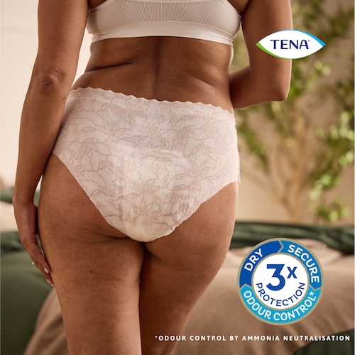 Femme portant un sous-vêtement absorbant TENA Silhouette avec la triple protection TENA