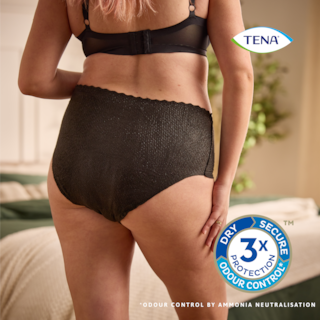 Mulher a usar roupa interior TENA Silhouette com tripla proteção