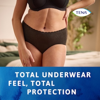Mulher a usar roupa interior TENA Silhouette que proporciona proteção total