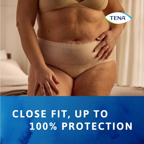 Femme portant un sous-vêtement absorbant TENA Silhouette offrant un ajustement près du corps et jusqu’à 100 % de sécurité