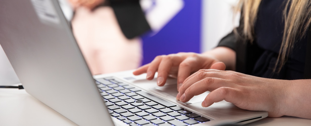 Eine Frau schreibt auf einem Laptop