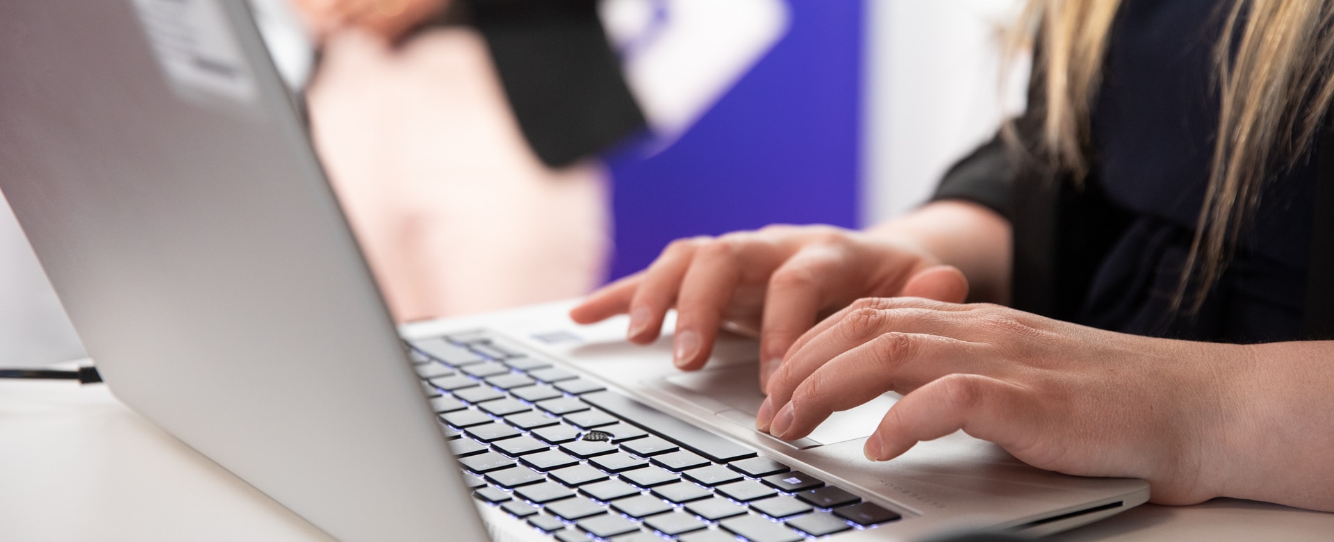 Eine Frau schreibt auf einem Laptop
