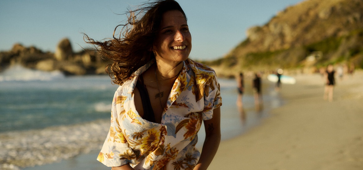 Женщина смеется на пляже