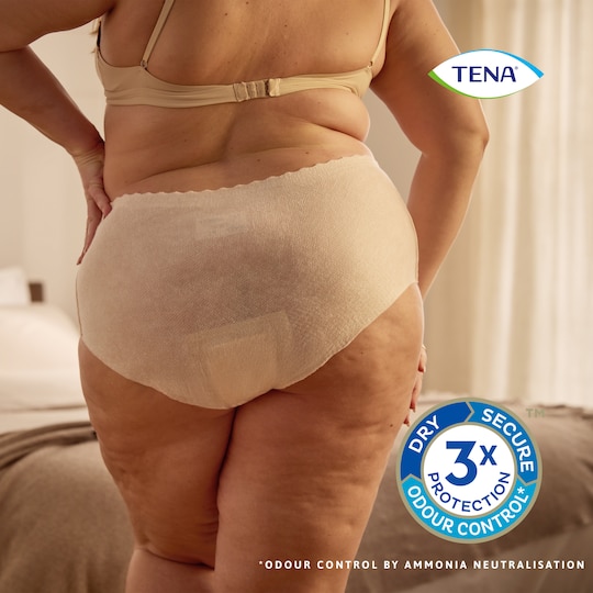 Mujer que lleva puesta ropa interior protectora TENA Silhouette, con triple protección