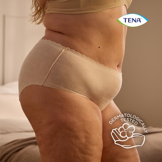 Mujer con ropa interior TENA Silhouette, dermatológicamente testada