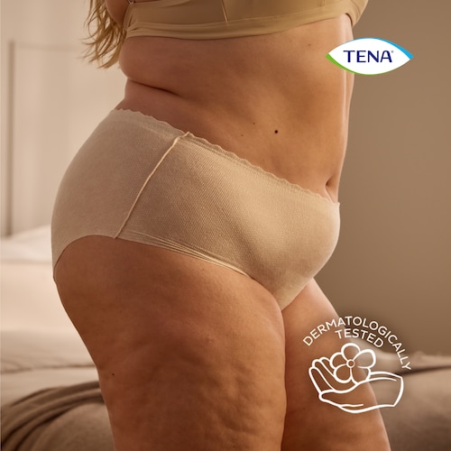 Femme portant un sous-vêtement absorbant testé dermatologiquement TENA Silhouette