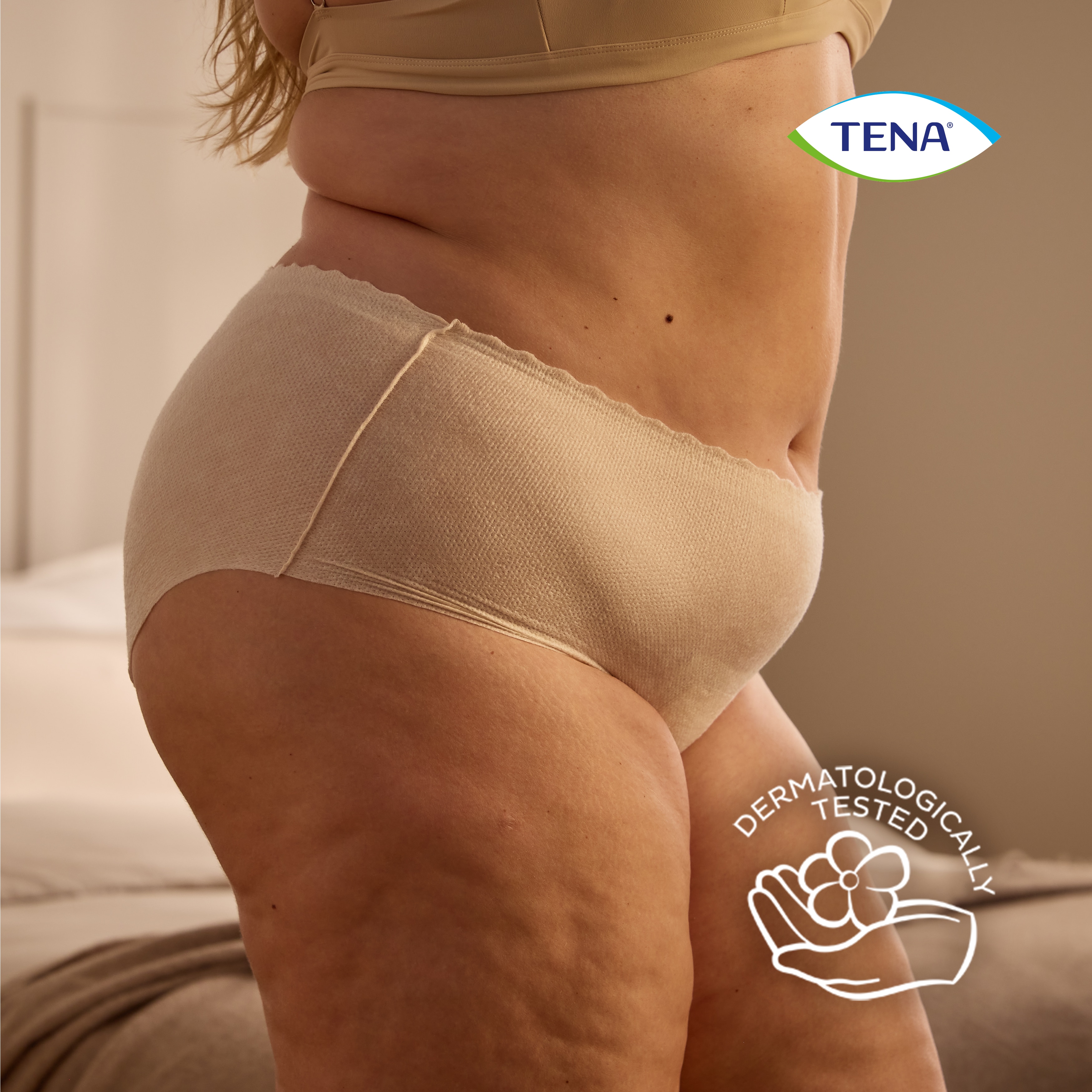 Kvinna som bär de dermatologiskt testade underkläderna från TENA Silhouette