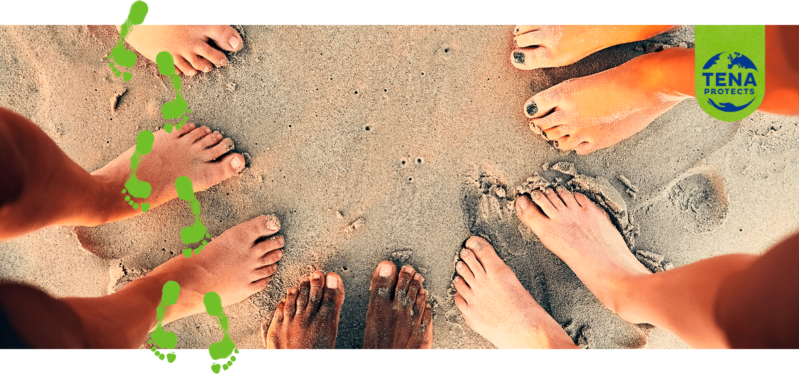 Bir kumsalda daire biçimindeki bir grup insanın çıplak ayakları 