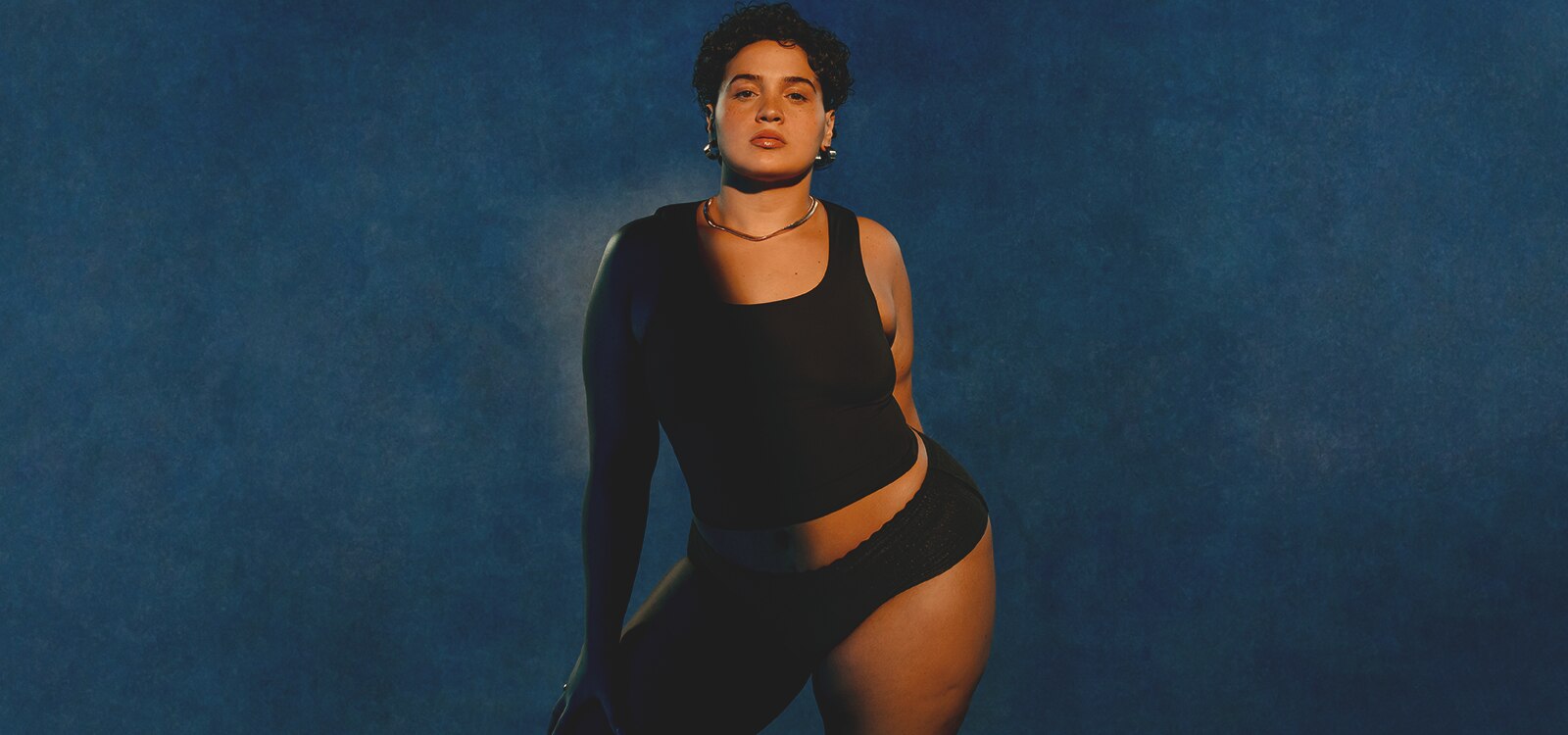 Ajouter la vidéo pour le nouveau sous-vêtement absorbant TENA Silhouette présentant différentes silhouettes de femmes dansant sur une musique enjouée. 