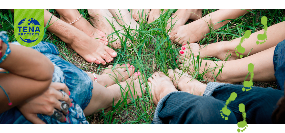 Çimende daire oluşturmuş çıplak ayaklı bir grup genç kız 