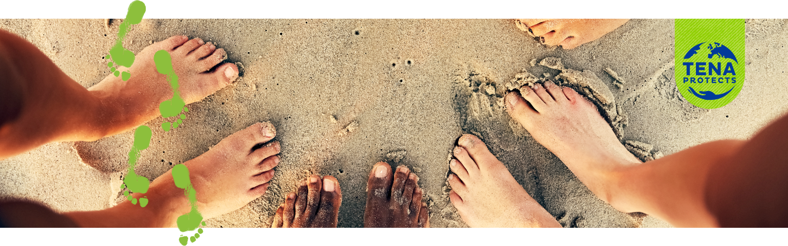 Close-up van blote voeten in het zand samen met een cartoonafbeelding van groene voetafdrukken en het TENA Protects-logo