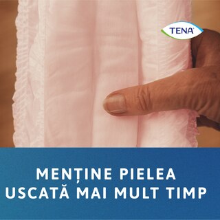 Persoană care ține un chilot TENA într-o mână. Produsul este în prim-plan. Mesajul transmite „Menține pielea uscată mai mult timp”.