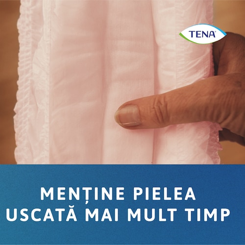 Persoană care ține un chilot TENA într-o mână. Produsul este în prim-plan. Mesajul transmite „Menține pielea uscată mai mult timp”.