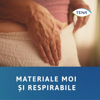 Persoană care poartă chiloți TENA întinzândui-i puțin cu ambele mâini. Mesajul transmite „materiale care lasă pielea să respire”.