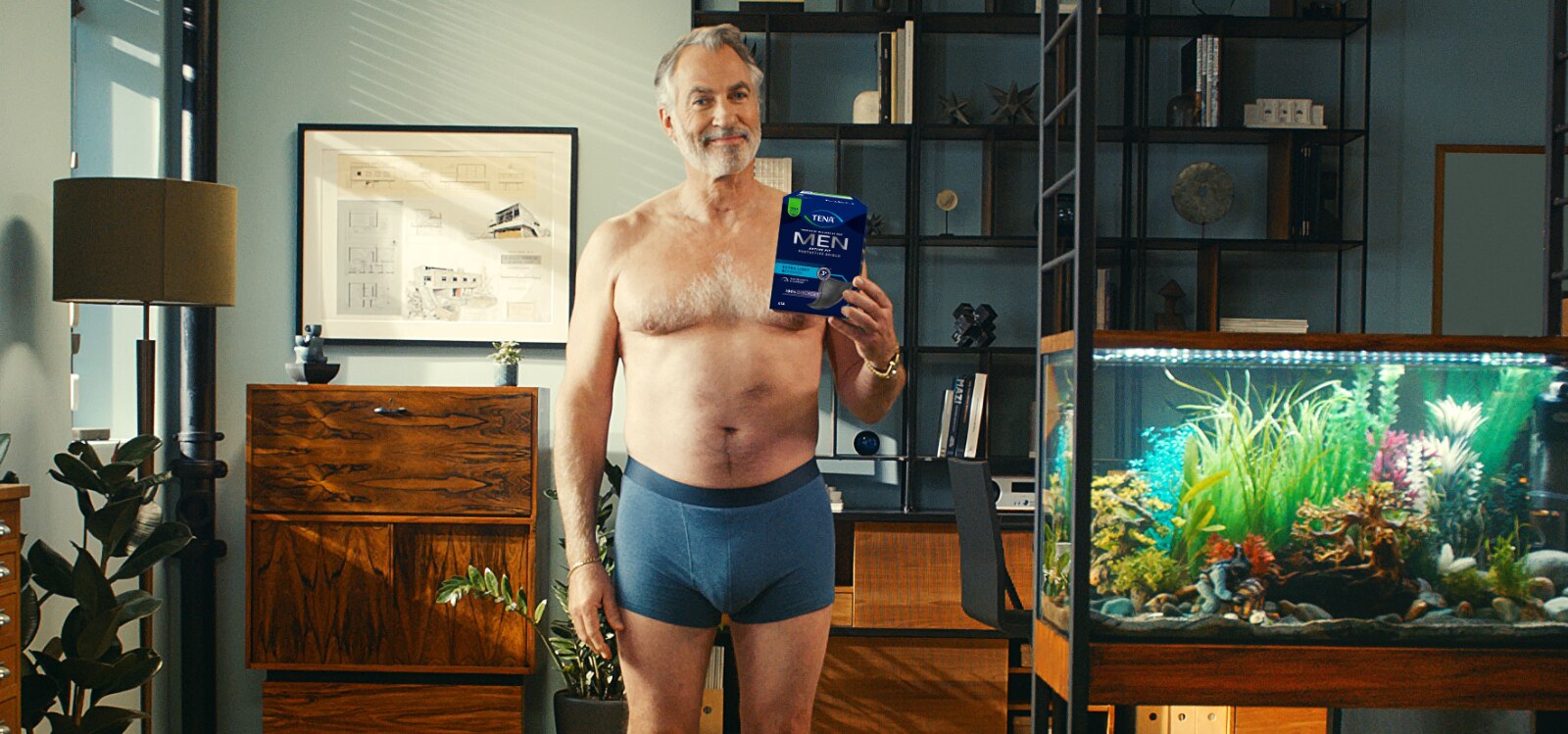 Man met TENA Men in de hand