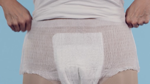 Snímek z videa jak si nasadit TENA Pants.