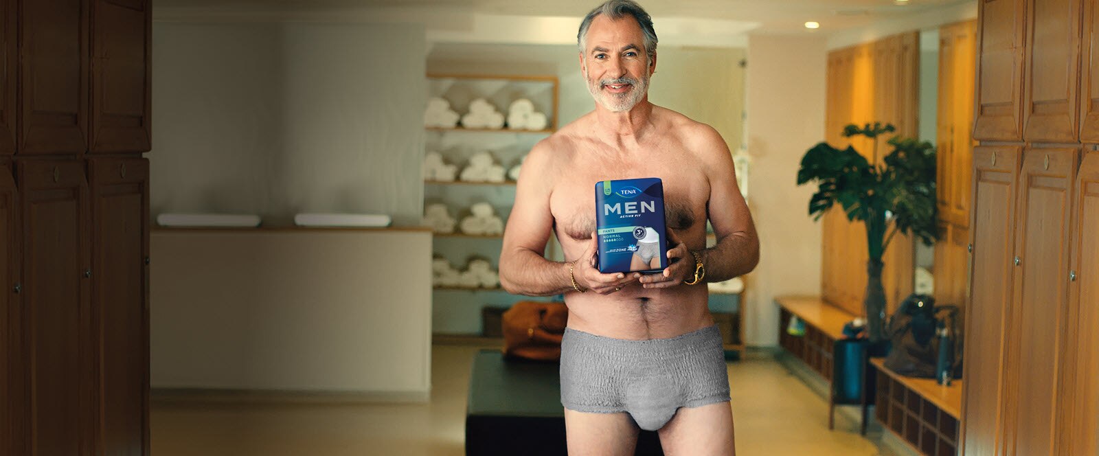 Man + verpakking in omkleedruimte gym