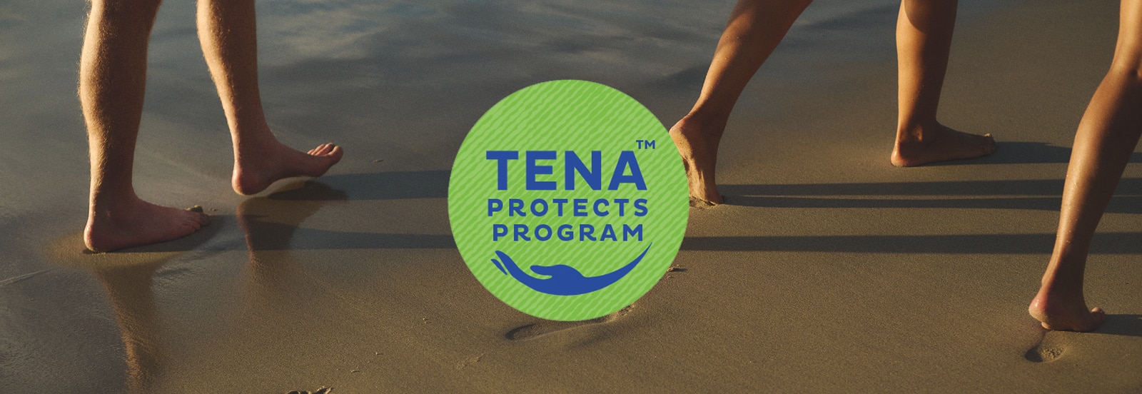 TENA Protects Programのロゴと、遠くの崖に向かって日差しの強いビーチを歩く男性の写真が重なっている。