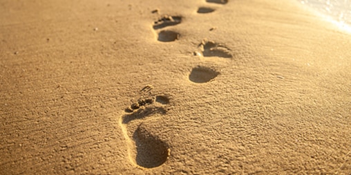 Empreintes de pied dans le sable
